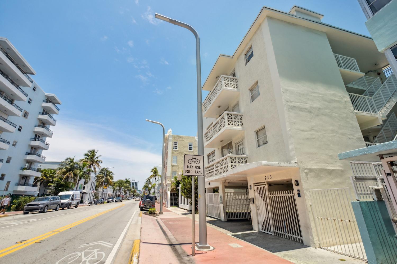 713 Miami Beach Apartments Room photo