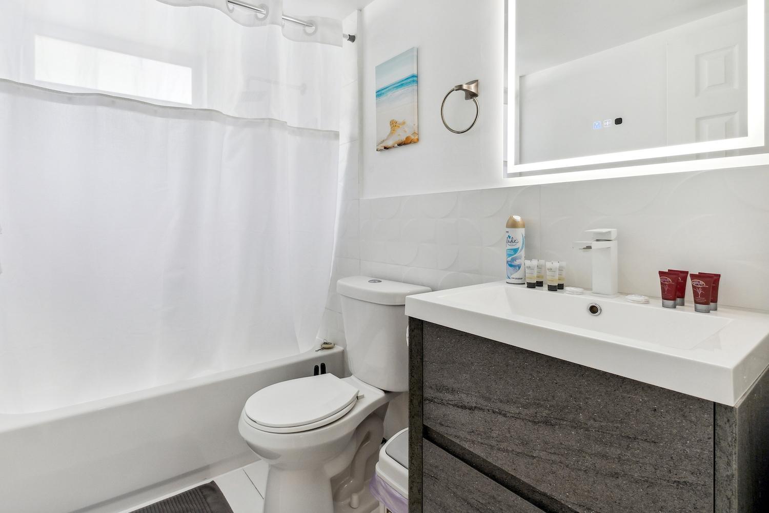 713 Miami Beach Apartments Room photo