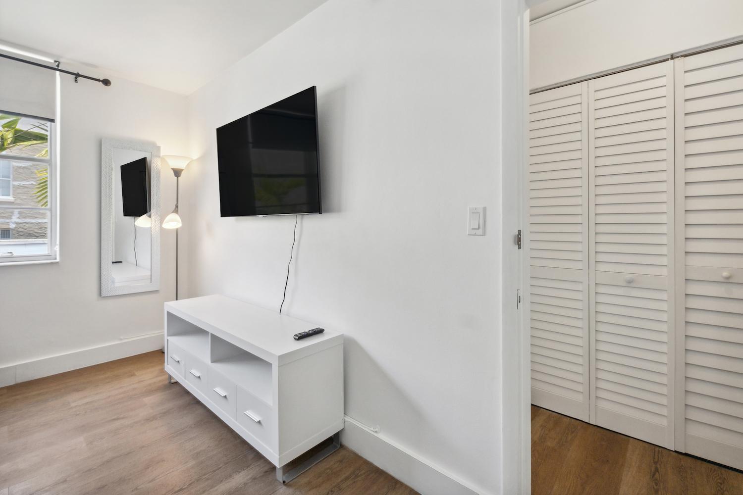 713 Miami Beach Apartments Room photo