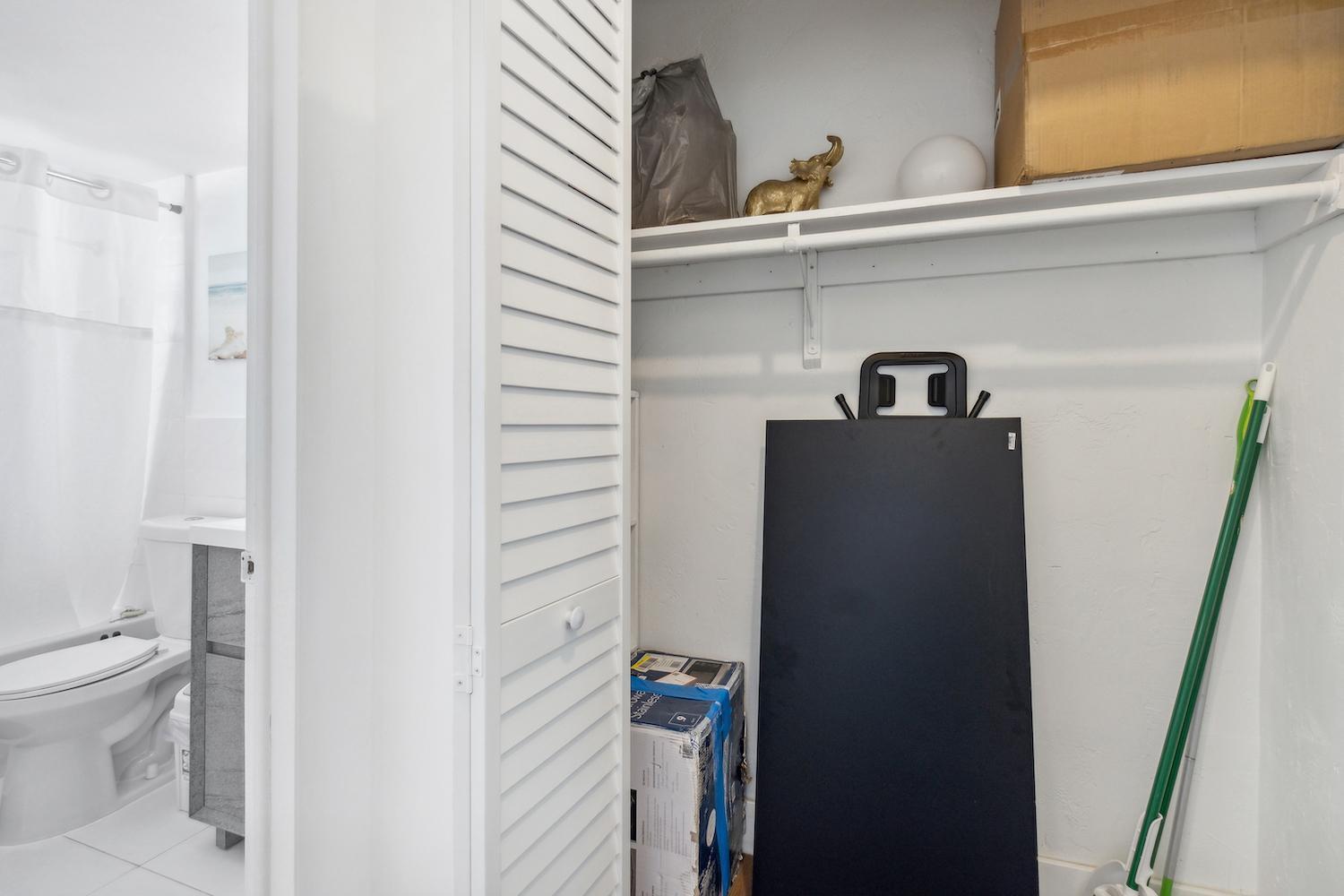 713 Miami Beach Apartments Room photo