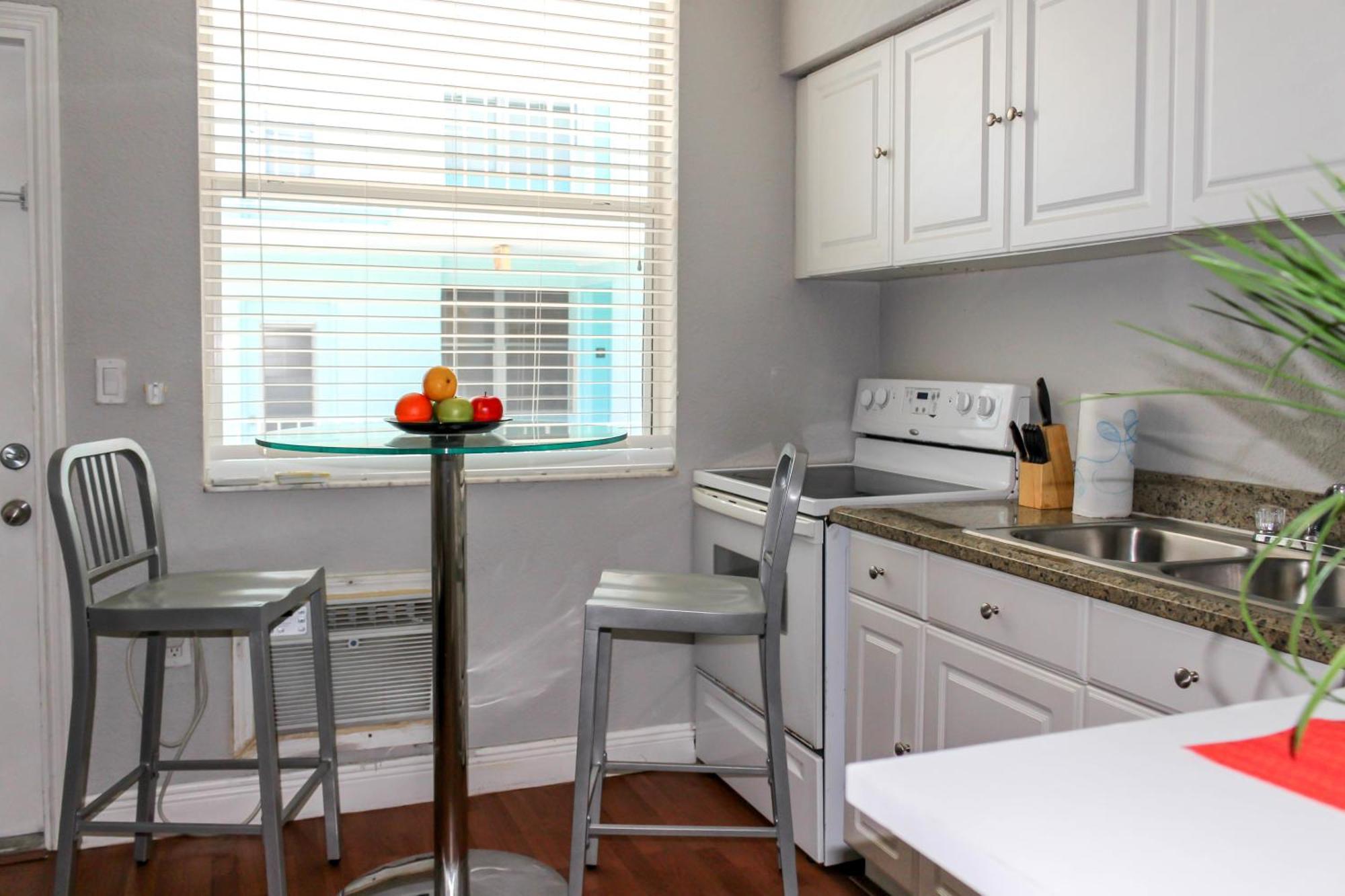 713 Miami Beach Apartments Room photo
