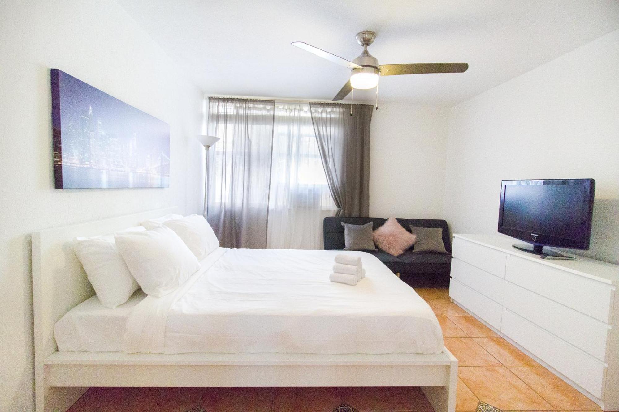 713 Miami Beach Apartments Room photo